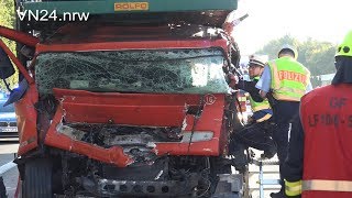 12092018  VN24  Eingeklemmter LKWFahrer steigt nach Rettung selbst aus [upl. by Narat323]