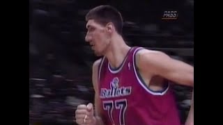 Gheorghe Muresan 7foot7 Dunks Off Slick Juwan Howard Feed [upl. by Yhtnomit396]