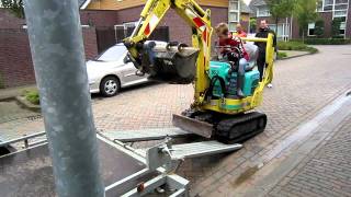 jongen op minigraver yanmar sv 08 [upl. by Zetta]