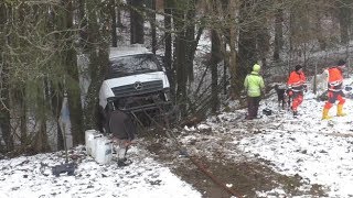 Aufwendige Bergungsarbeiten LKW steckt nach 50 Meter Absturz im Wald fest [upl. by Goldshell]