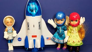 Space explorers  Elsa amp Anna toddlers amp Chelsea fly to the moon  Barbie  spaceship [upl. by Notlrak542]