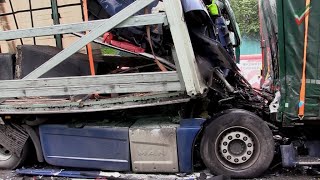 A1  Schwerer LKWUnfall am Stauende Autobahn zwischen Gevelsberg und Wuppertal Stunden gesperrt [upl. by Mumford]