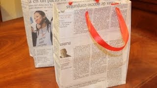 Reciclar periódicos bolsa de regalo diy newspaper gift bag [upl. by Iruam]